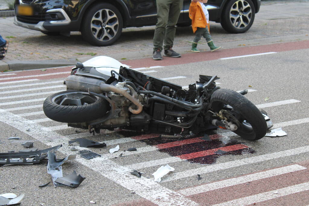 Scooterrijder geschept door auto