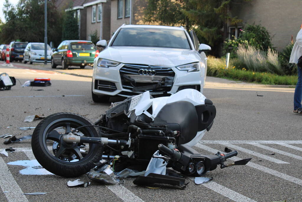 Scooterrijder geschept door auto