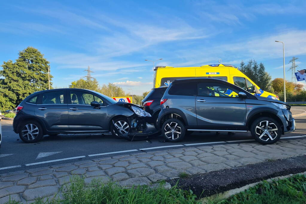 Drie voertuigen betrokken bij ongeval op rotonde