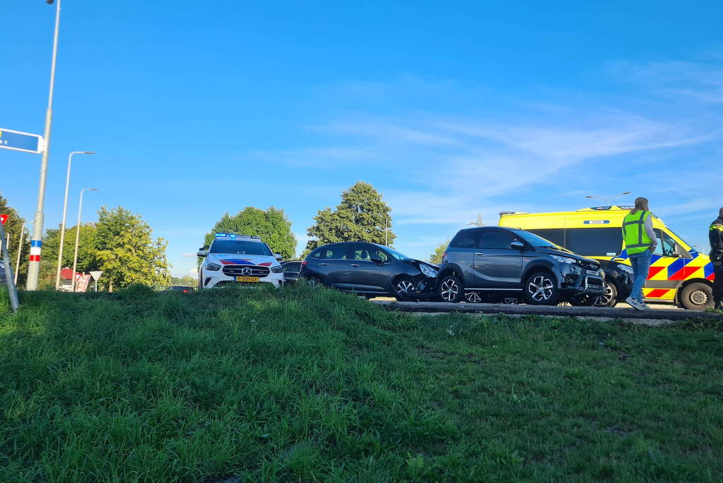 Drie voertuigen betrokken bij ongeval op rotonde