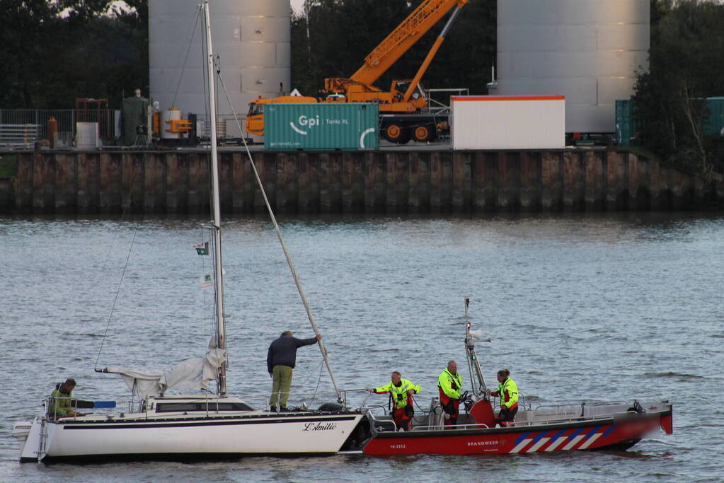 Brandweer ingezet voor los trekken vastgelopen zeilboot