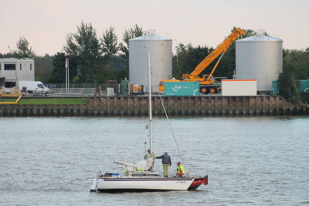 Brandweer ingezet voor los trekken vastgelopen zeilboot