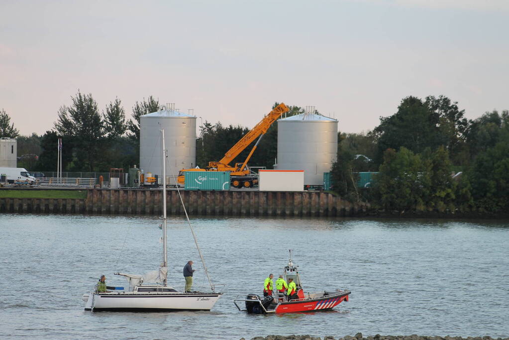 Brandweer ingezet voor los trekken vastgelopen zeilboot