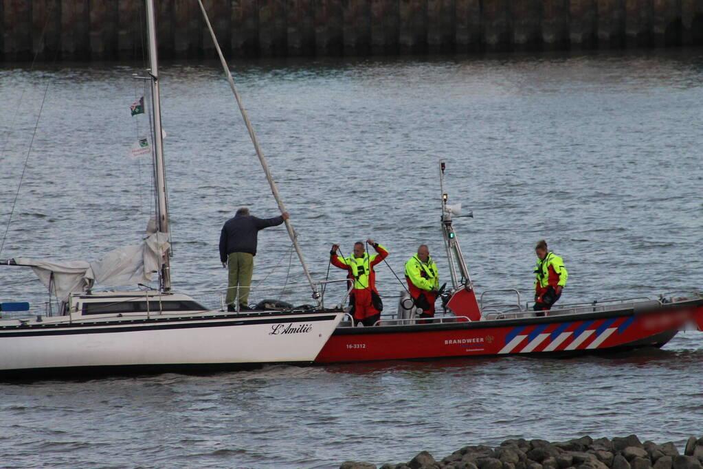 Brandweer ingezet voor los trekken vastgelopen zeilboot