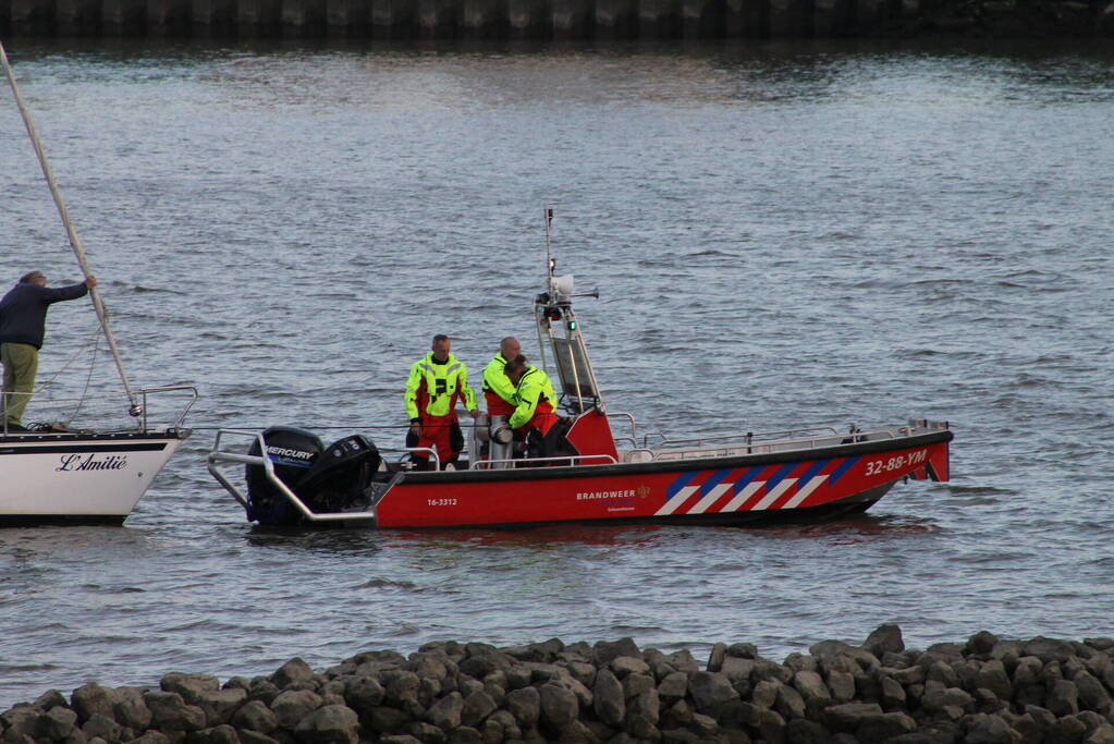 Brandweer ingezet voor los trekken vastgelopen zeilboot