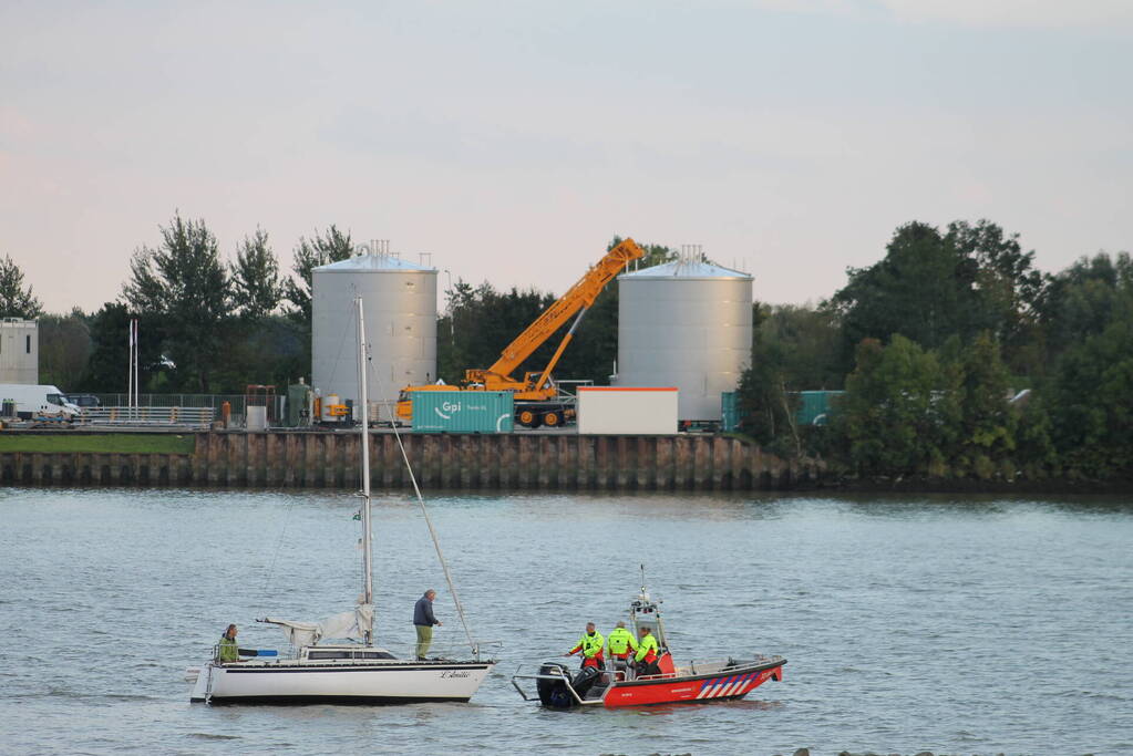 Brandweer ingezet voor los trekken vastgelopen zeilboot