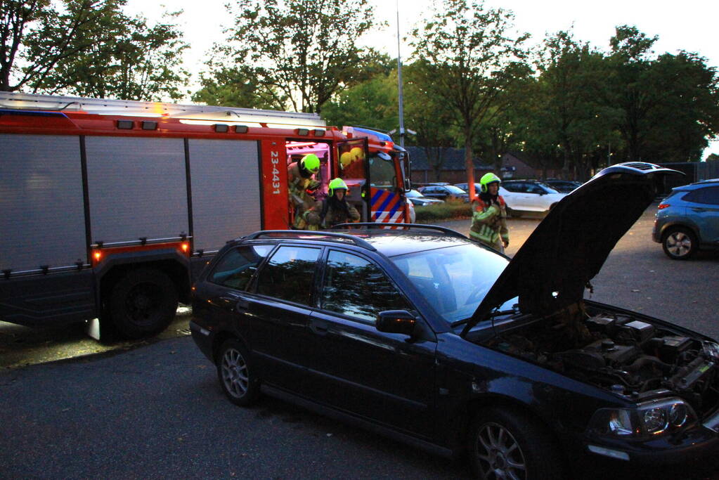 Rookontwikkeling onder motorkap van auto