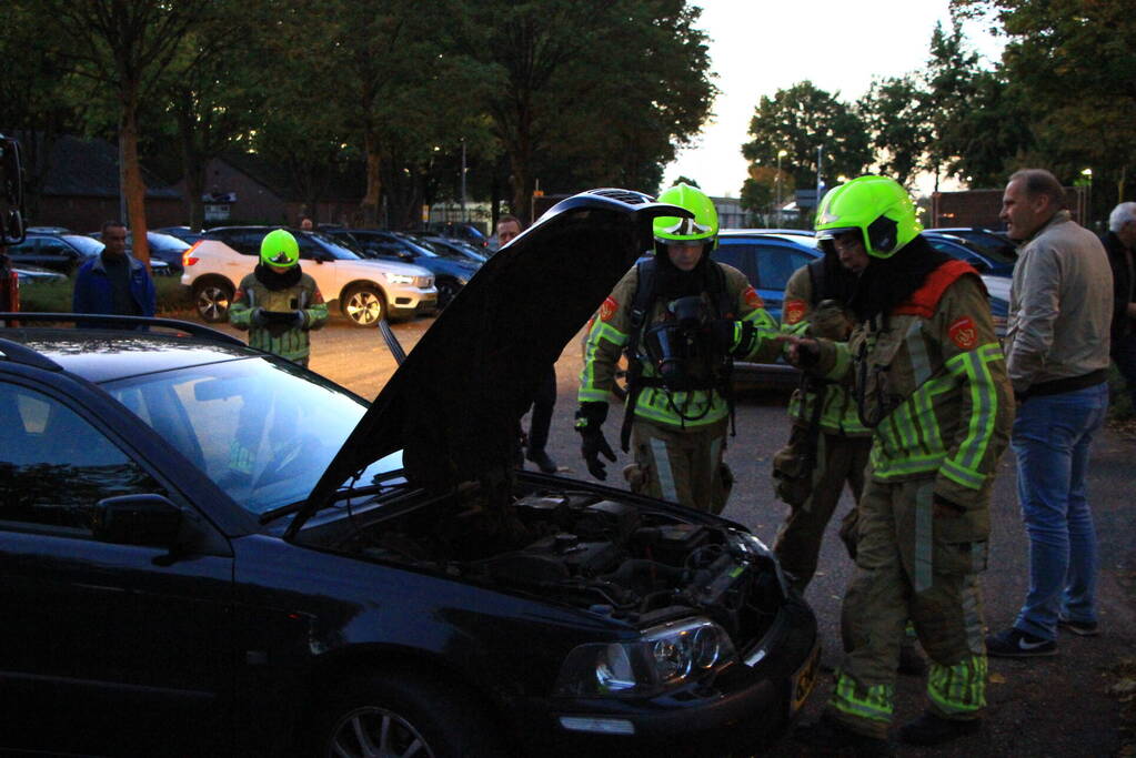 Rookontwikkeling onder motorkap van auto