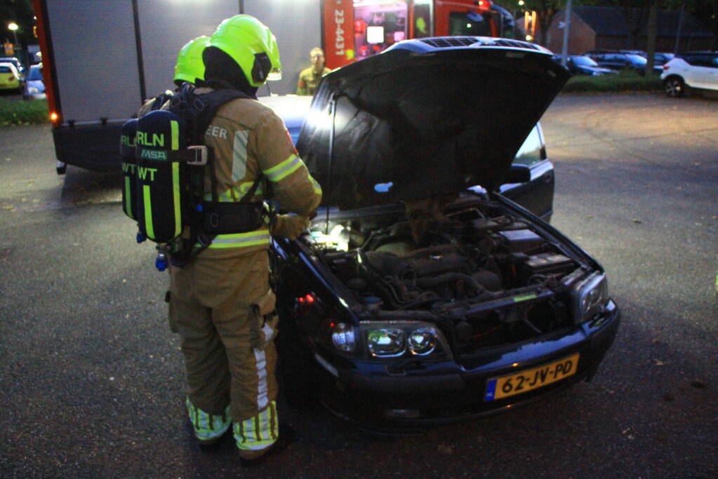 Rookontwikkeling onder motorkap van auto