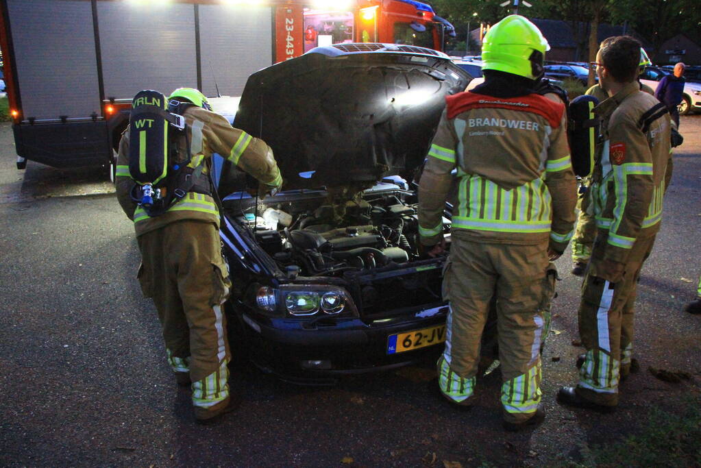 Rookontwikkeling onder motorkap van auto