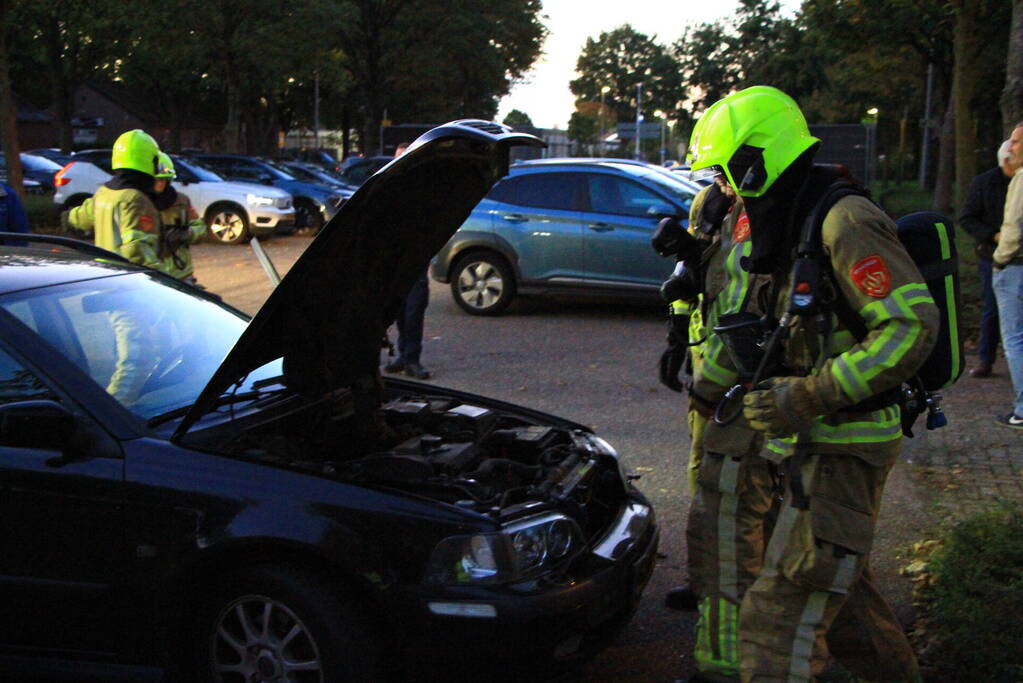 Rookontwikkeling onder motorkap van auto