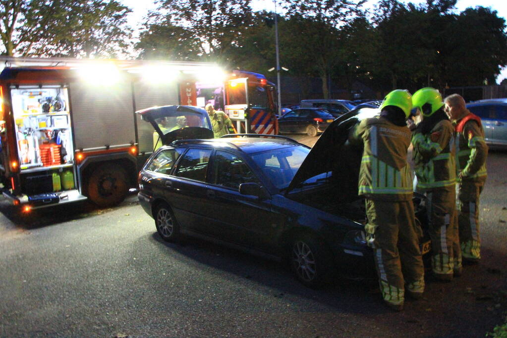 Rookontwikkeling onder motorkap van auto