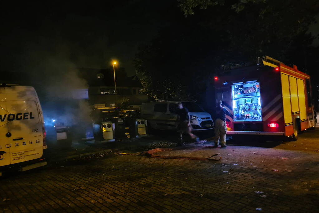 Brandweer blust containerbrand