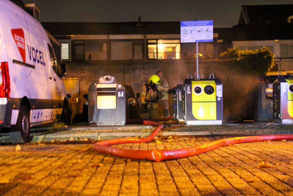 Brandweer blust containerbrand