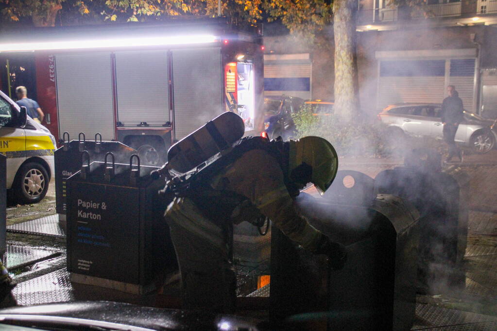 Brandweer blust containerbrand