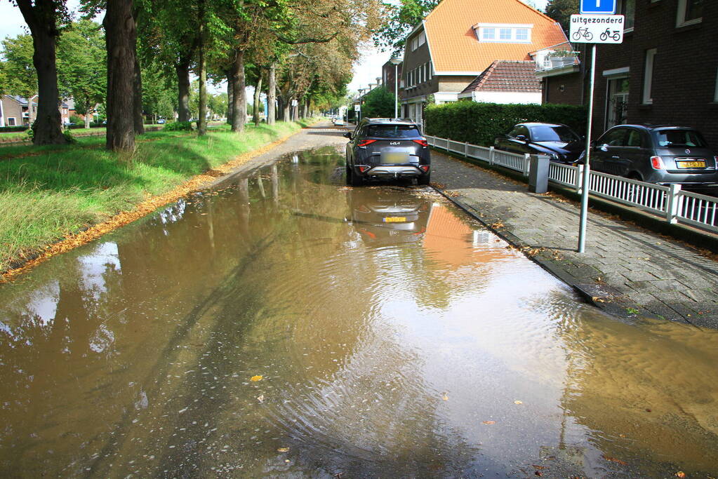 Vrouw valt in sink hole door kapotte waterleiding