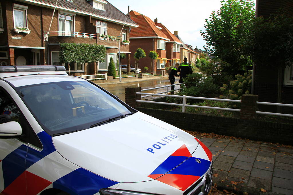 Vrouw valt in sink hole door kapotte waterleiding