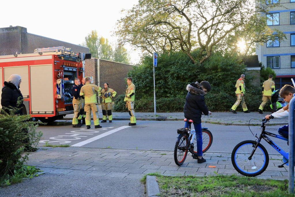 Buurtbewoners blussen in brand gestoken matras