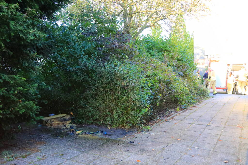 Buurtbewoners blussen in brand gestoken matras