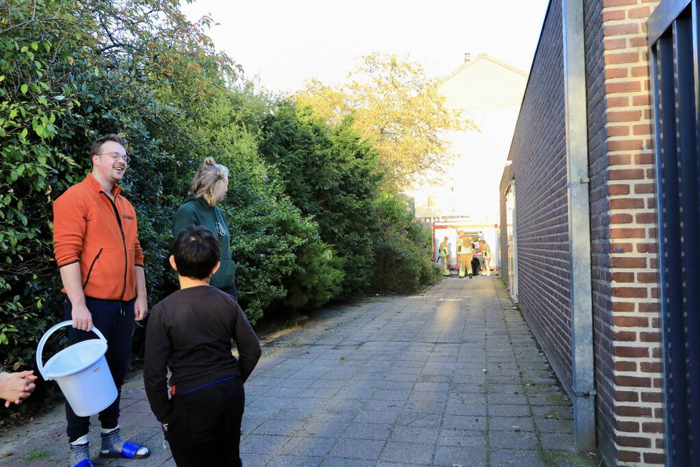 Buurtbewoners blussen in brand gestoken matras