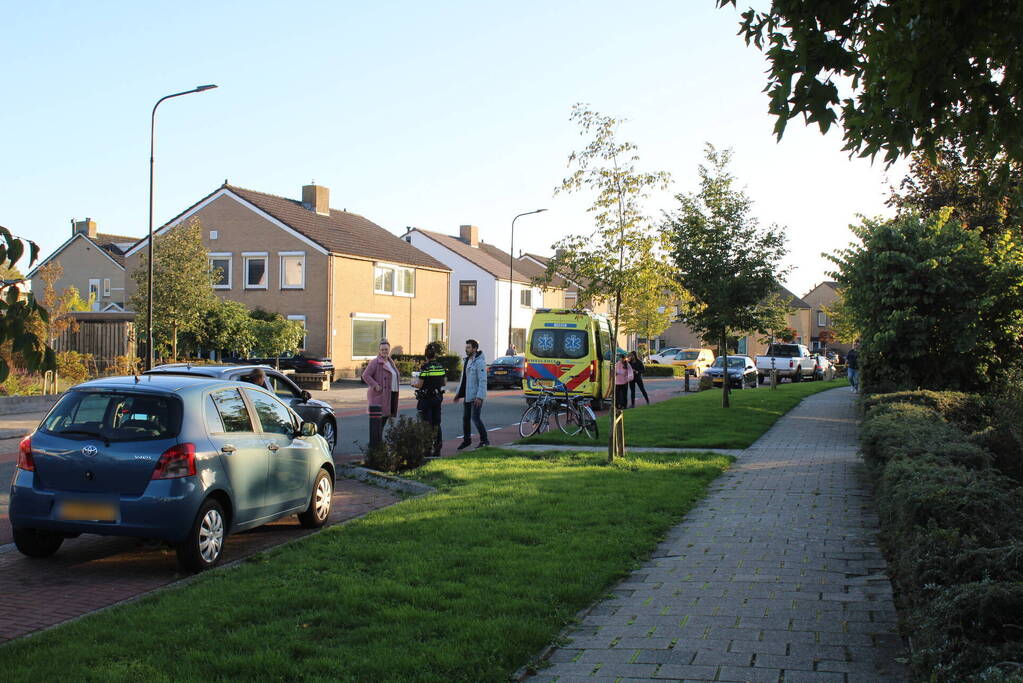 Fietser en automobilist in botsing