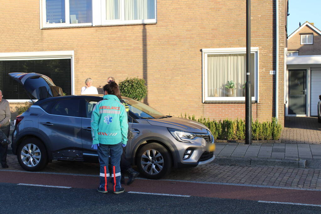 Fietser en automobilist in botsing