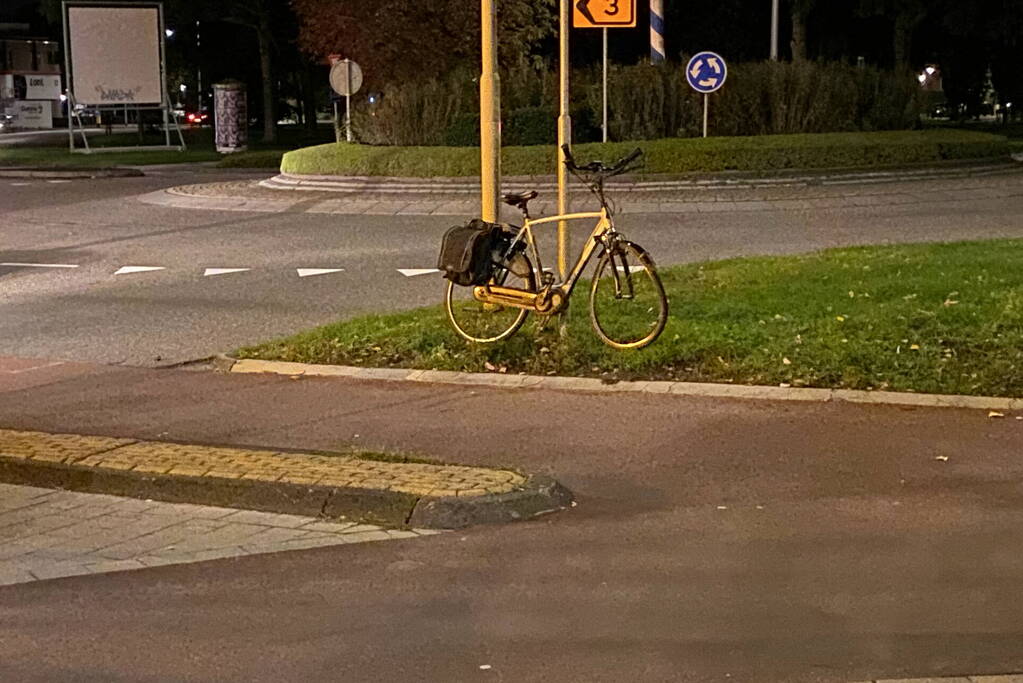 Fietser en automobilist in botsing
