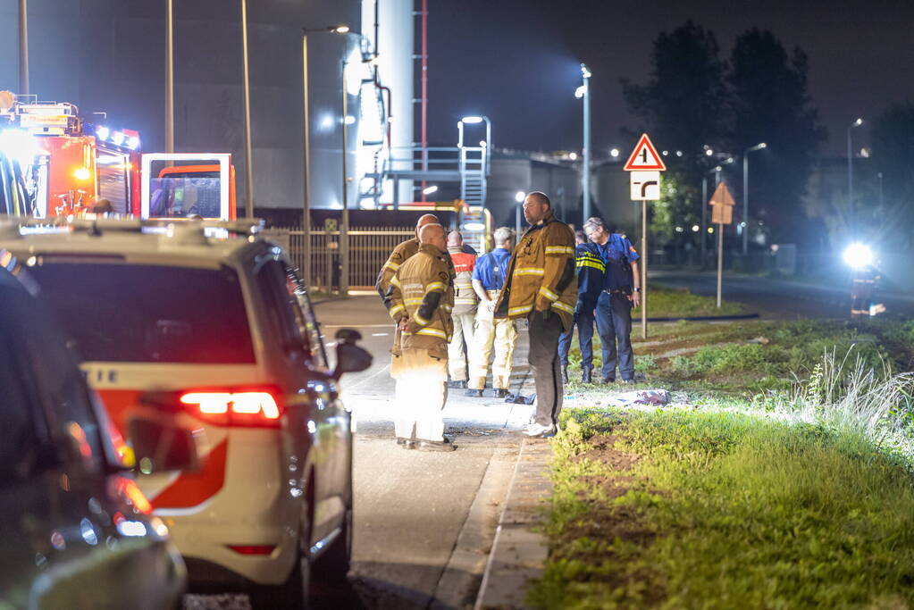 Automobilist mist bocht en belandt in het water
