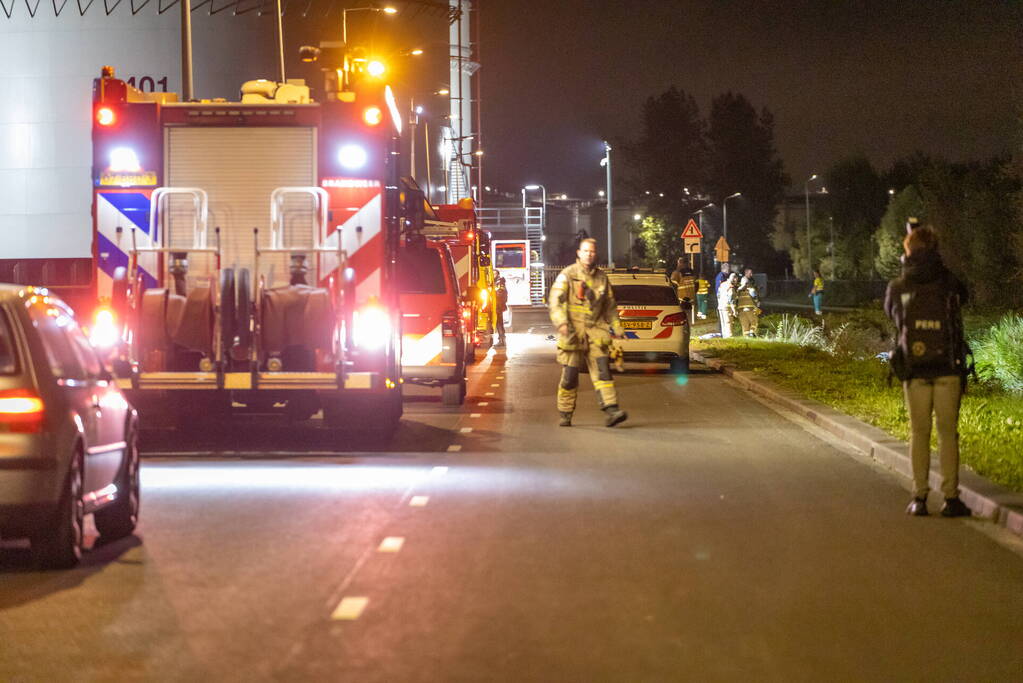 Automobilist mist bocht en belandt in het water