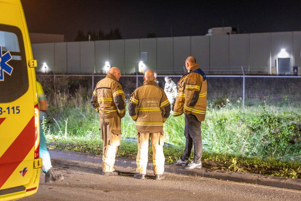 Automobilist mist bocht en belandt in het water