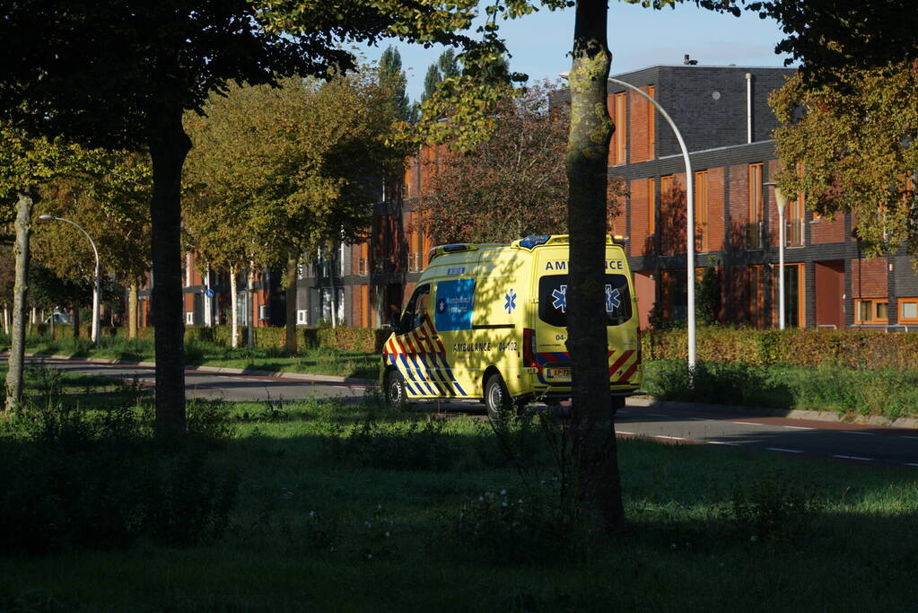 Fietser naar ziekenhuis na botsing met auto