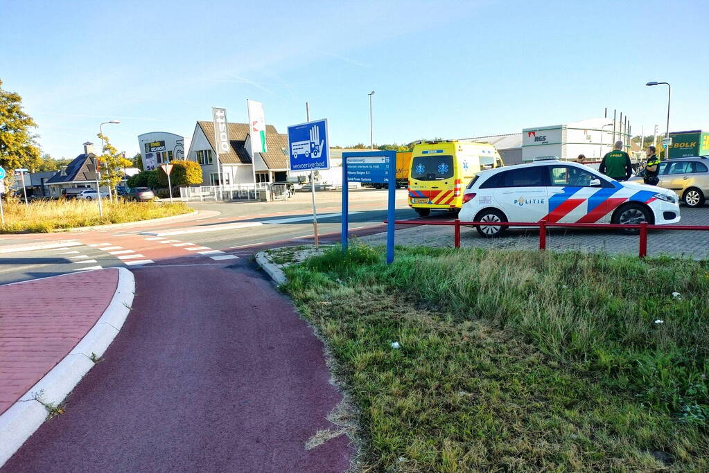 Overstekende fietser aangereden door vrachtwagen