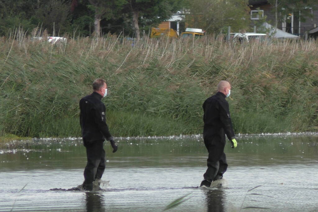 Ganzen met vogelgriep uit water gehaald
