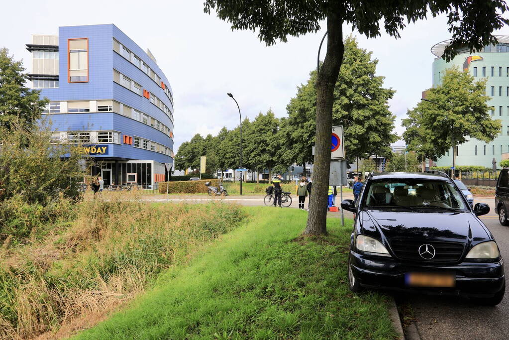 Overstekende fietser geschept tijdens oversteken