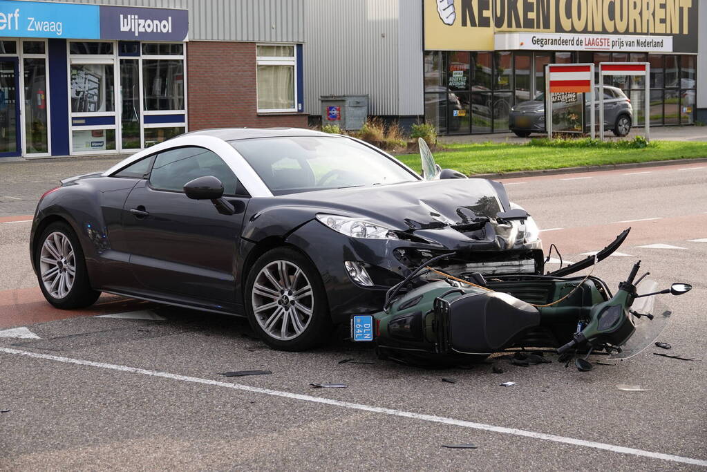 Twee gewonden bij botsing tussen scooter en auto