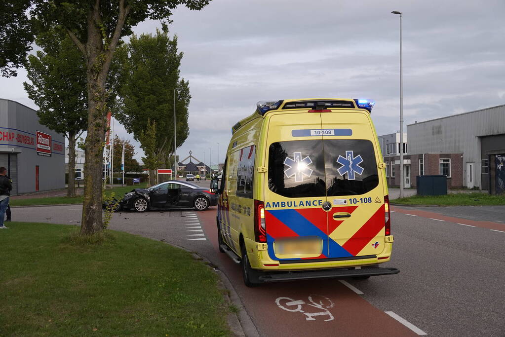 Twee gewonden bij botsing tussen scooter en auto