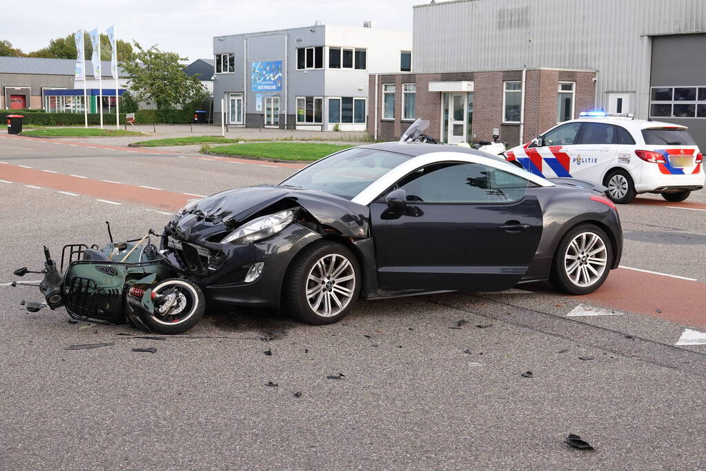 Twee gewonden bij botsing tussen scooter en auto