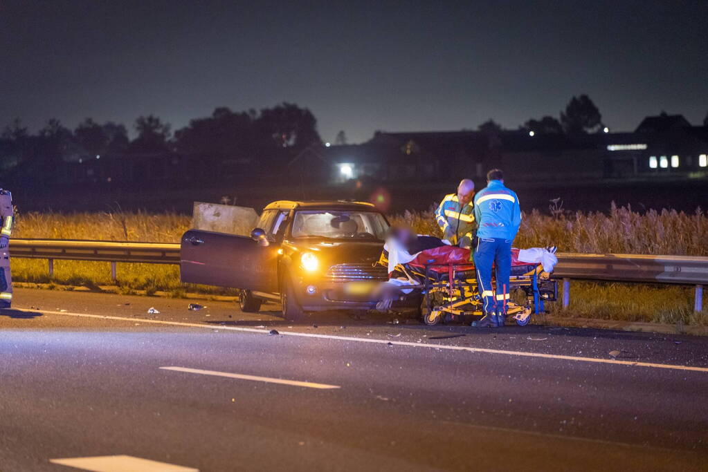 Snelweg dicht door botsing met meerder voertuigen