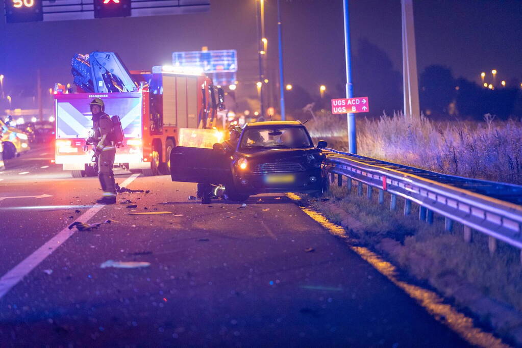 Snelweg dicht door botsing met meerder voertuigen