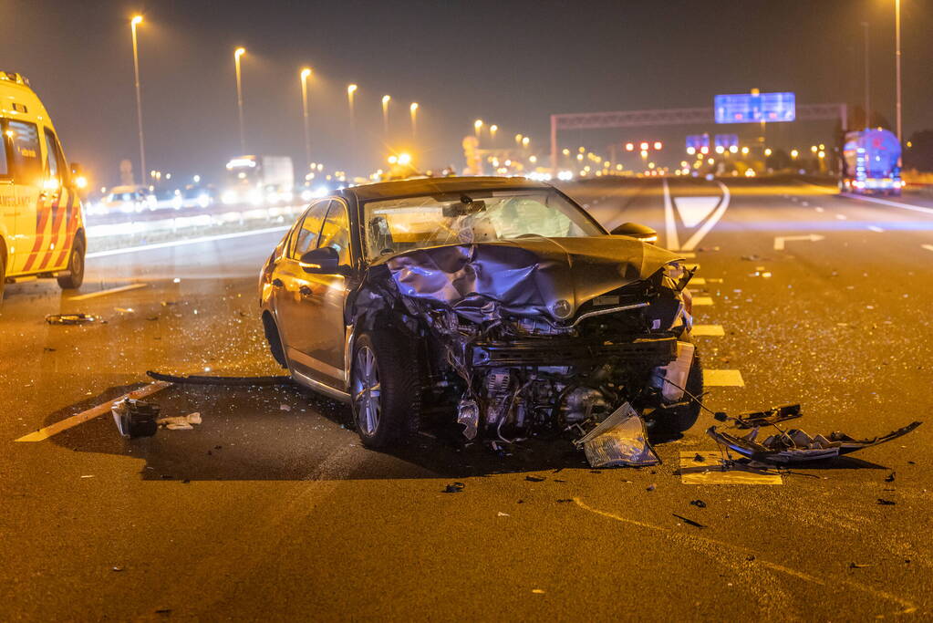 Snelweg dicht door botsing met meerder voertuigen