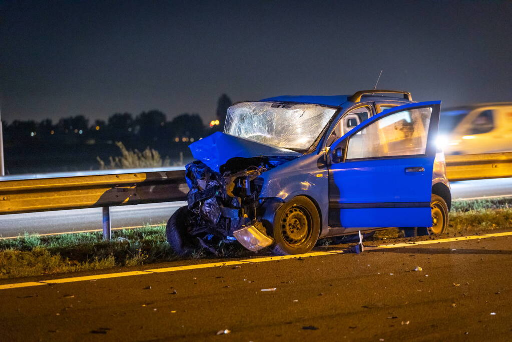 Snelweg dicht door botsing met meerder voertuigen