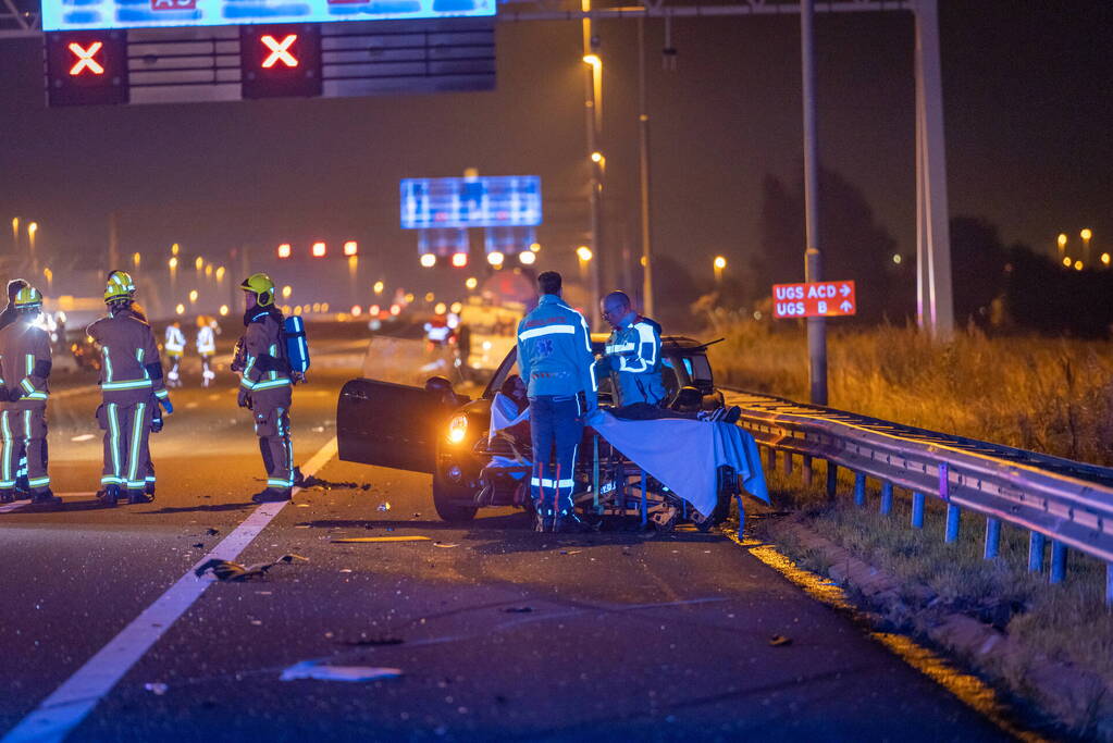 Snelweg dicht door botsing met meerder voertuigen