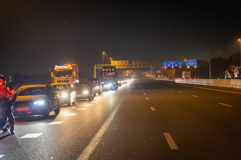 Snelweg dicht door botsing met meerder voertuigen