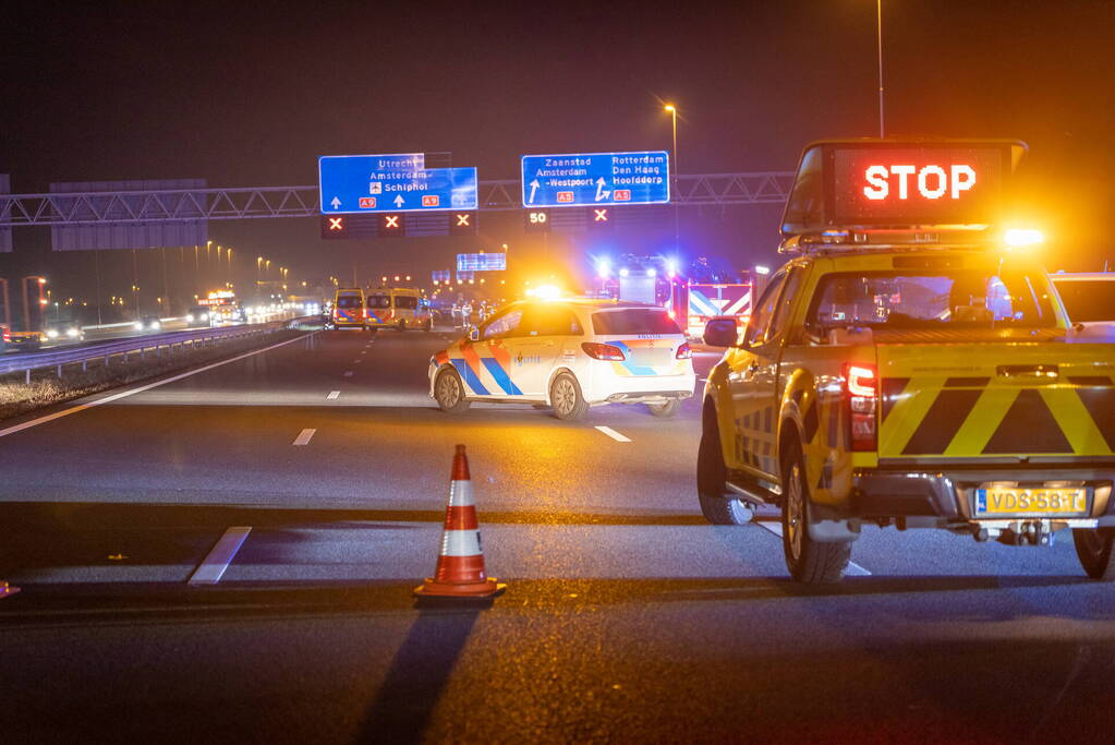 Snelweg dicht door botsing met meerder voertuigen