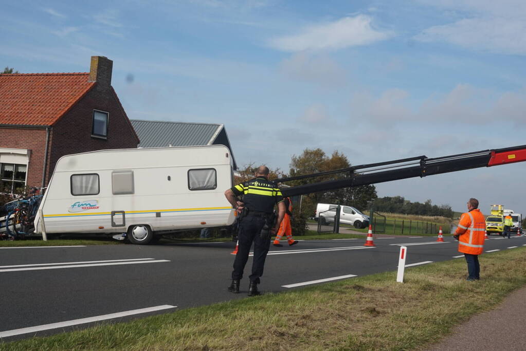 Auto belandt met caravan in berm