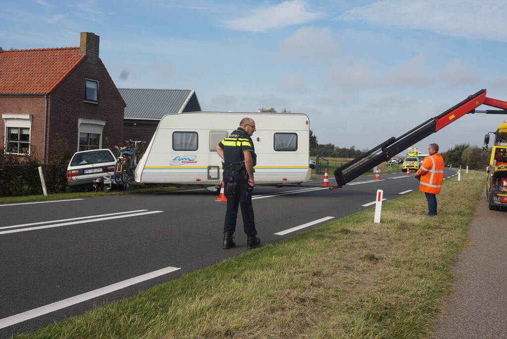 Auto belandt met caravan in berm