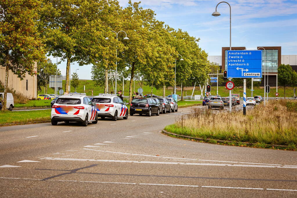 Vier auto's botsen voor stoplicht