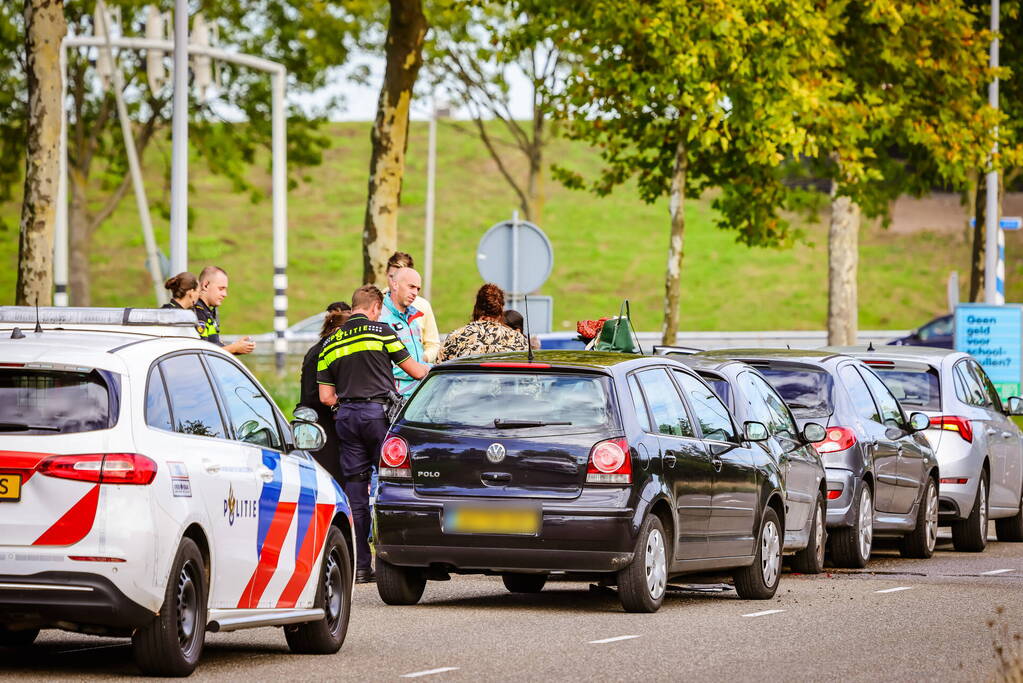 Vier auto's botsen voor stoplicht