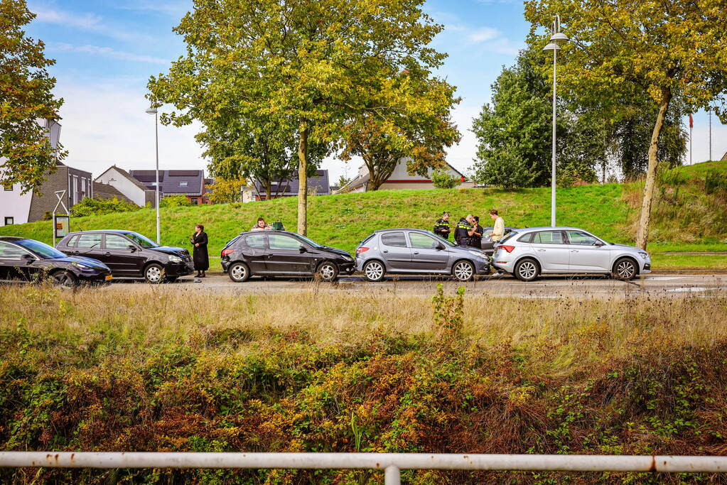 Vier auto's botsen voor stoplicht