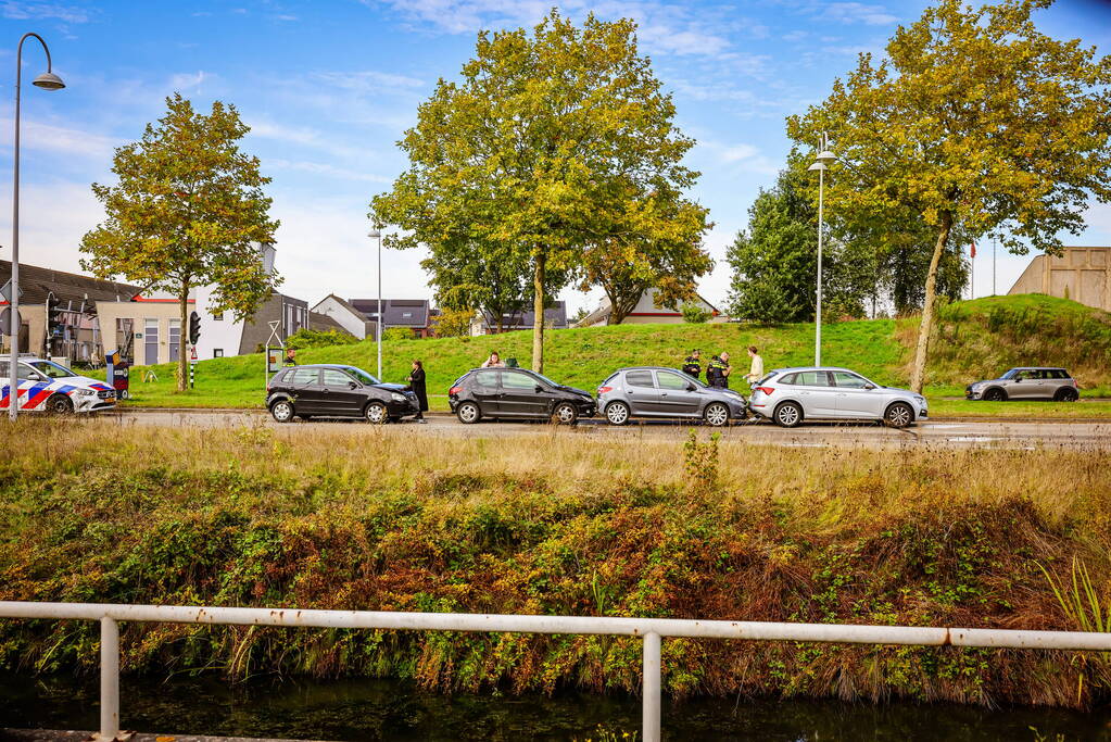 Vier auto's botsen voor stoplicht